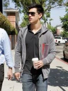  - Taylor Lautner prin Beverly Hills