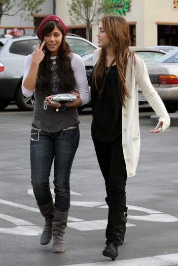 fp_1835059_cyrus_miley_riv_012409_miley - Miley Cyrus and Mandy Jiroux