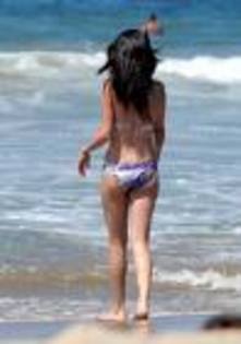 gh - Selena Gomez bikini