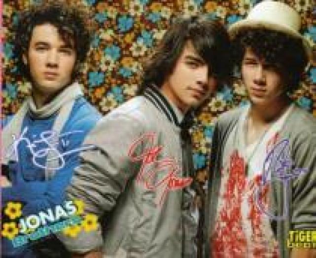 UPUQAIWJCUTBIUQJCVA[1] - camp rock and Jonas Brothers