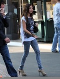 GDYXCYUHHYFVKFRXBXL - ASHLEY SHOPPING FOR CELL PHONE ACCESORIES IN HOLLYWOOD AUGUST