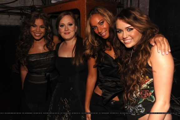 normal_035 - MILEY CYRUS AU CONCERT VH1 DIVAS BACKSTAGE