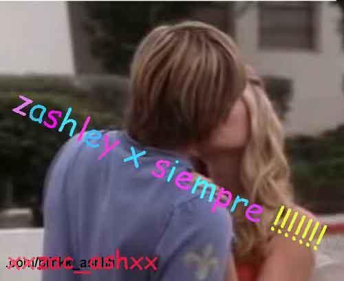 zashley-kiss-3-zac-efron-and-ashley-tisdale-6881418-500-408