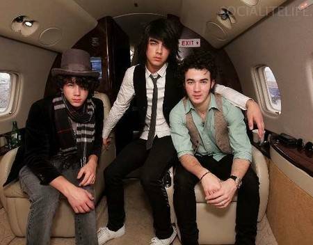 jonas_brothers_031108_20-thumb - Jonas Brothers
