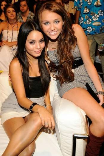 miley-and-vanessa_472x710.0.0.0x0.472x710[1] - miley and vanessa