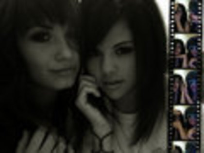 selena-and-demi-youtube-selena-and-demi-7435708-120-90 - Sely si Demy