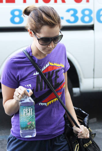 Ashley Tisdale Leaving Her Gym 9RCiyypPivPl