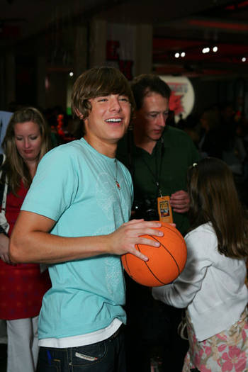 Zac-Efron-hsm02 - high school musical toate pozele