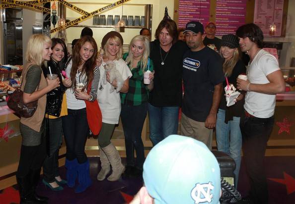 Miley Cyrus Family Out Millions Milkshakes OOwUCXbY030l