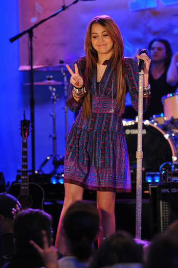 Miley+Cyrus+Performs+ABC+Good+Morning+America+7NcDgcVlzqjl[1] - Miley Cyrus Performs on Good Morning America