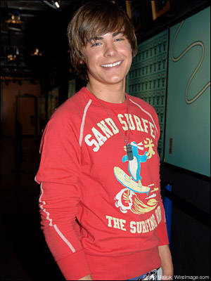 zac-efron-300a100606 - high school musical toate pozele