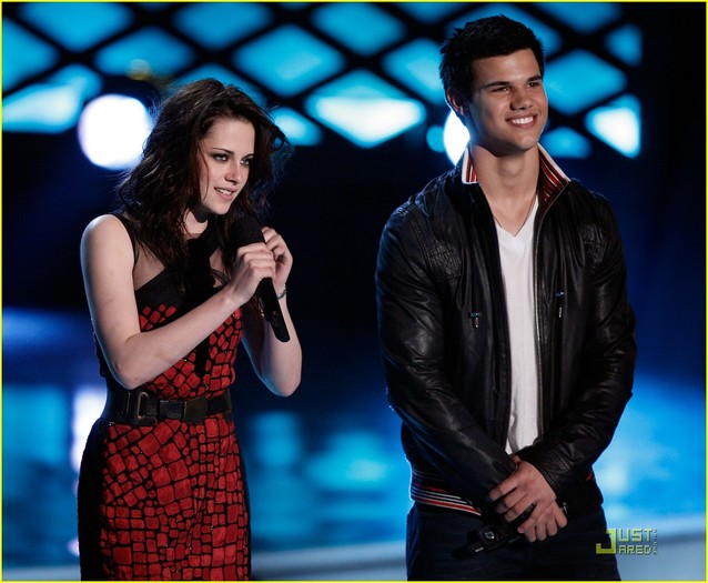 kristen-and-taylor-mtv-movie-awards - New Moon