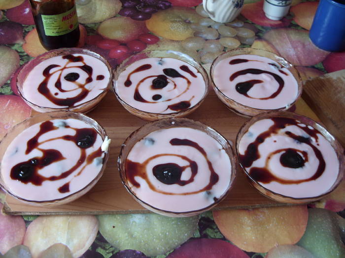 budinca in trei straturi(cacao,vanilie si capsuni); BUDINCA
