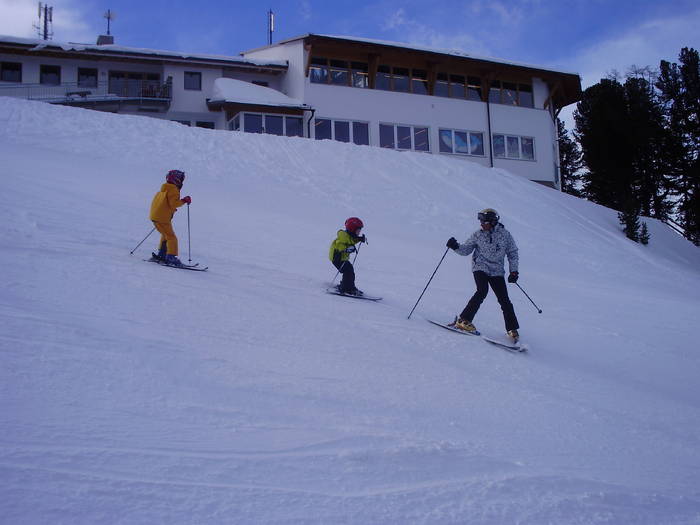 ski austria 2009 234; Coborare dela 2400 cu piticii.Lungimea pirtiei, aprox.5000 m
