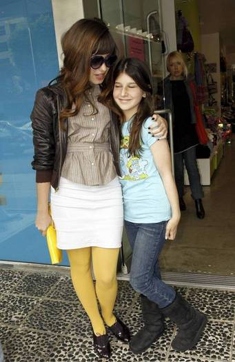 demilovato_net-outsidekitson-0006 - demi lovato