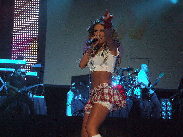 14j48q8[1] - anahi in concerte