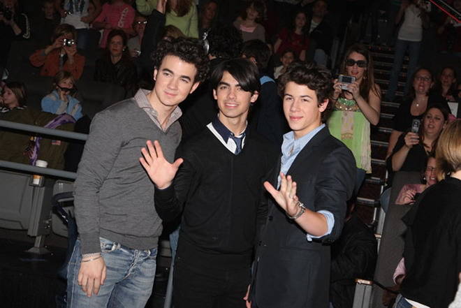 bnmbn - JoNaS bRoThErS