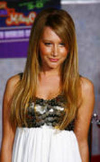 QCGDXRVWEKAJFUSHESG - ASHLEY TISDALE LA PREMIEREA FILMULUI HANNAH MONTANA