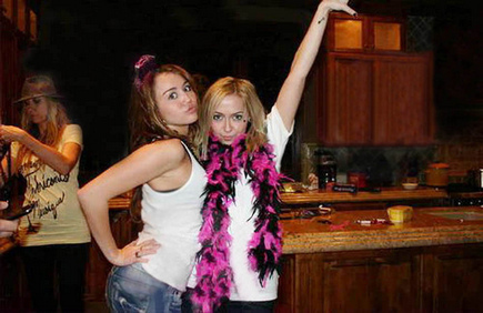 Miely-miley-cyrus-7495769-435-282