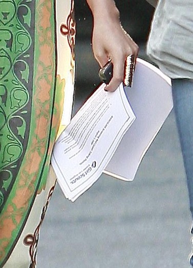 Vanessa+Hudgens+Out+Hollywood+77K04hJT2Fbl