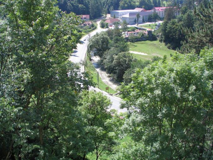 Vedere de la o fereastra a castelului bran