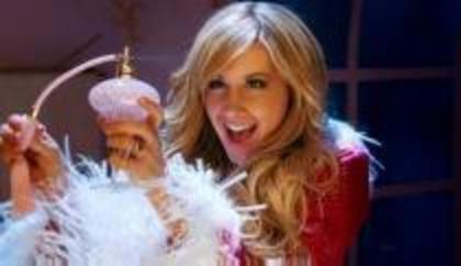 ZYBBILNJVGLIPPNOUUX - Ashley Michelle Tisdale