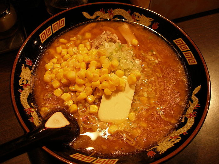 800px-Butter_Corn_Ramen - Mancare japoneza