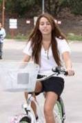 miley_cyrus_5256085 - miley cyrus pe bicicleta