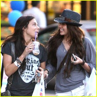 miley-cyrus-mandy-jiroux-reunited - Miley Cyrus and Mandy Jiroux