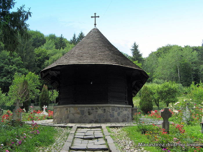 manastirea dintr-un lemn