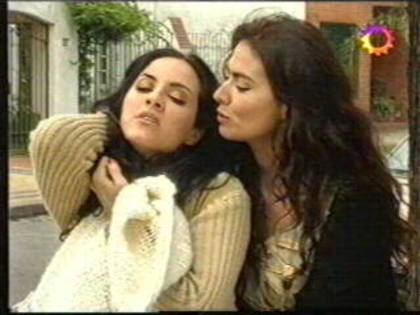 Rosa o trage de par pe Mora