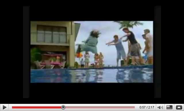 cleo aruncata in apa