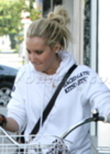 thumb_007 - ASHLEY TISDALE SI SCOOT SPEER 27 OCTOMBRIE 2009