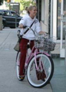 thumb_003 - ASHLEY TISDALE SI SCOOT SPEER 27 OCTOMBRIE 2009