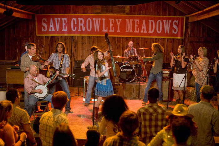 miley-cyrus_COM-hannahmontanathemovie-stills030