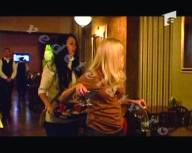 raluca-bambi_aruncati-din-tren_vedetelatv-12-300x240