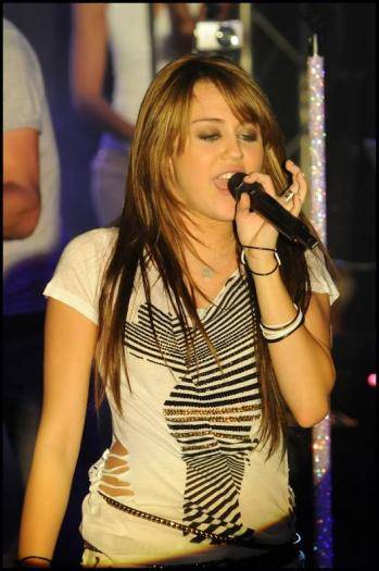 MNNQINJRCUVFJKLBKCP - Miley Cyrus la concerte