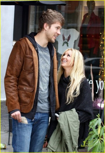 10h7t6a - Ashley Tisdale Scott Speer Come Back To Urth  Read more
