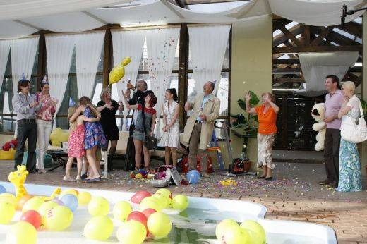 micutii-ingerasi-si-familia-lor-sarbatoresc-intoarcerea-acasa-a-mirelei_2