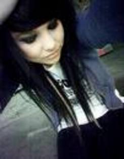 t4t43 - brokelle bones