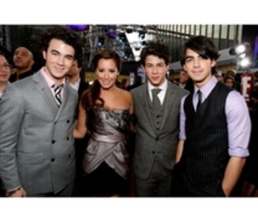 HOSPIXBVZEKWBYJLCFP - ASHLEY TISDALE si  JONAS BROTHERS