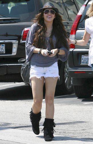 normal_04098_Miley_Cyrus_out_for_lunch_at_Mo90s_Restaurant_in_Toluca_Lake_-_August_84_2009_007_122_6 - Miley CYrus and Tish at restaurant