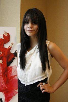 Vanessa-High-School-Musical-3-Japan-Photocall-vanessa-anne-hudgens-4102705-267-400