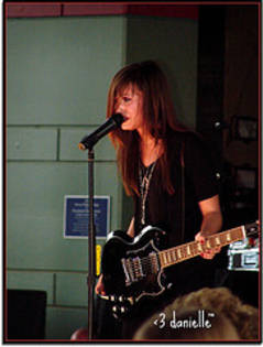 2717241580_8453337428_m - demi lovato
