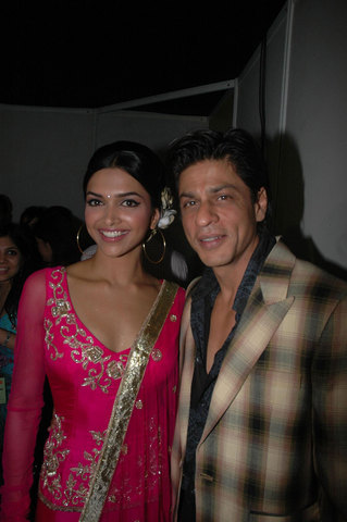 DeepikaPadukoneShahRukhMTVStyleAwards27Oct2007