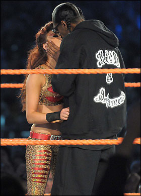 Maria kiss Snoop Dogg - WWE KISS