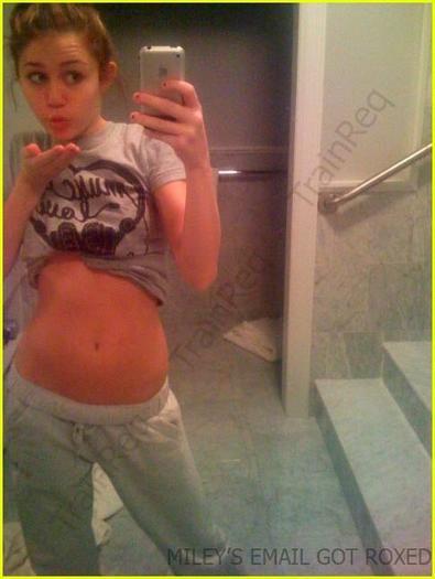 TNQGPYWKXSJMILQNUPA - MILEY I LOVE YOU