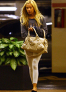 thumb_004 - ASHLEY TISDALE 2 OCTOMBRIE 2009