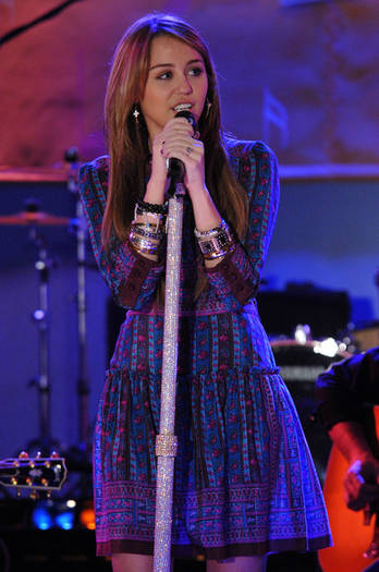 Miley+Cyrus+Performs+ABC+Good+Morning+America+fxfXmZNNfk0l[1] - Miley Cyrus Performs on Good Morning America