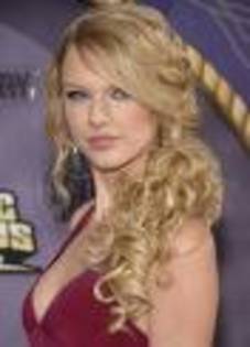  - Taylor Swift la CMT Awards